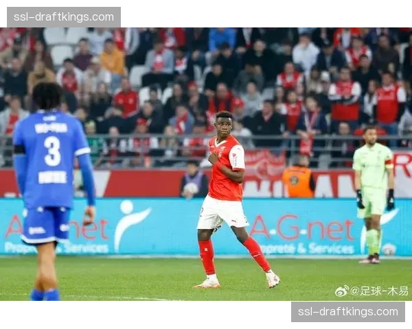 官方：莱比锡红牛与年仅20岁的后卫卢科巴续约至2030年