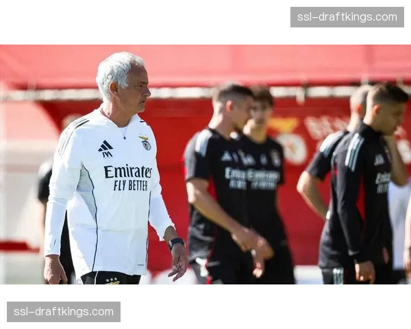 特写：争议判罚后，穆里尼奥在场边与第四官员激烈交流