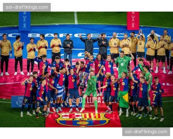 马德里举办“西甲遗产”展览，展出经典球衣与奖杯