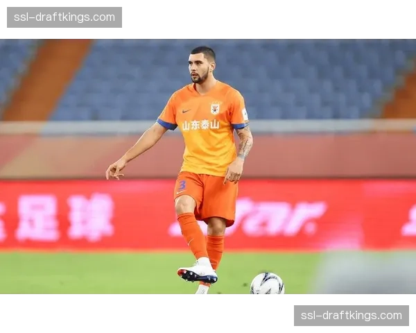 特写:泰山外援贾德松赛后与对方冲突球员握手,展现体育精神 特写:泰山外援贾德松赛后与对方冲突球员握手,展现体育精神