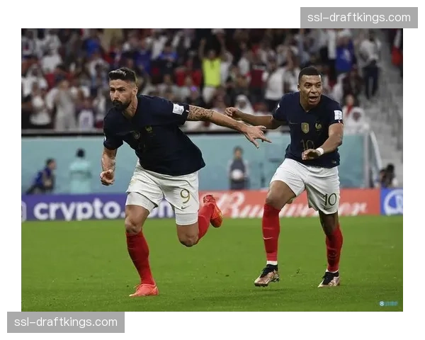 法国队提前一轮小组出线,姆巴佩、吉鲁各入一球 法国队提前一轮小组出线,姆巴佩、吉鲁各入一球